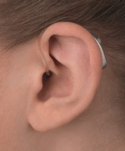 Ucho z aparatem słuchowym BTE